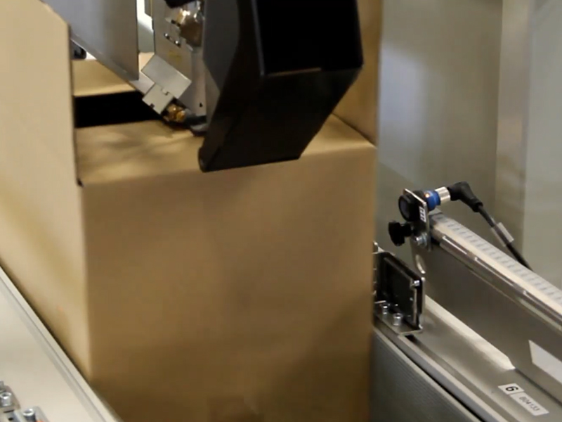 y80000永利分享自动封箱机的应用特点是什么