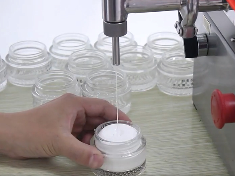 半自动液体灌装机的应用与优势